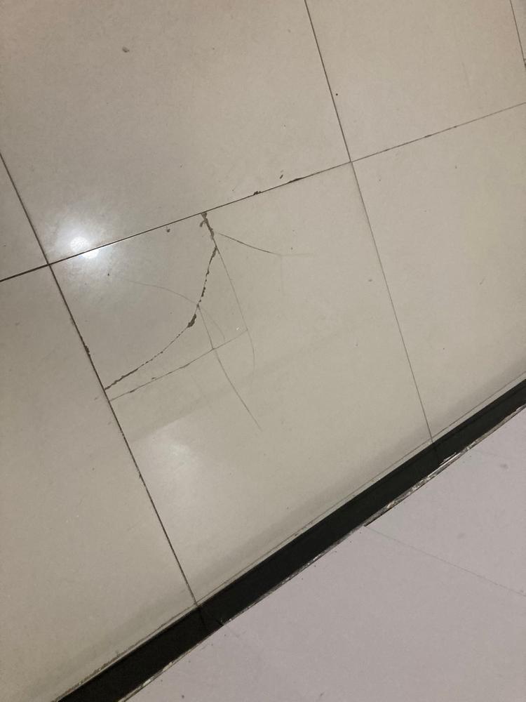 十几年的地砖突然鼓起来有什么预兆(十几年的地砖突然鼓起来有什么预兆没)